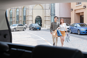 快乐购物的幸福情侣