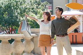 幸福情侣逛街购物图片