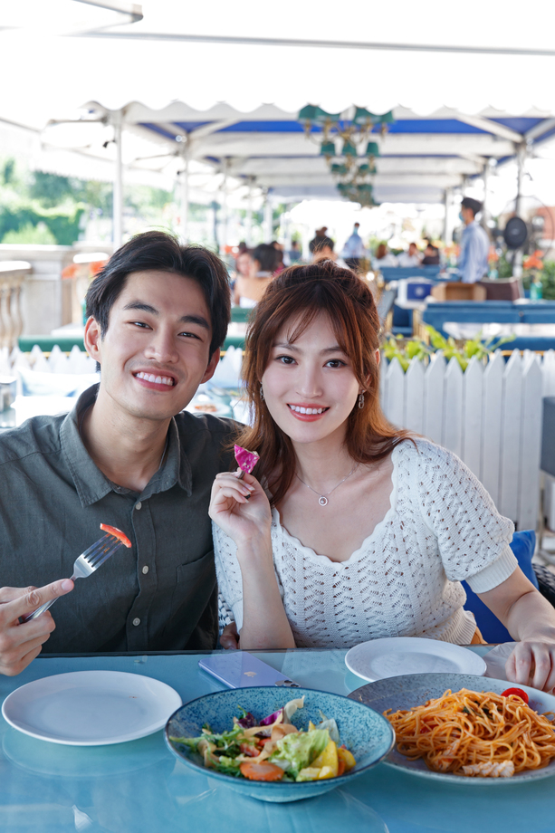 快乐情侣在餐厅里用餐 快乐情侣在餐厅里用餐