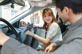 坐在汽车里的快乐情侣图片