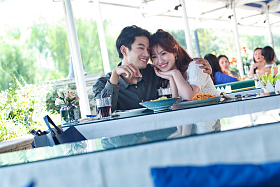 快乐情侣在餐厅里用餐照片