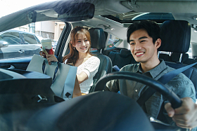 快乐情侣坐在汽车