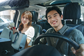 快乐情侣坐在汽车里图片