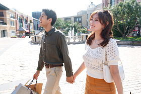 幸福情侣逛街购物