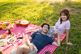 躺在草地上的幸福情侣