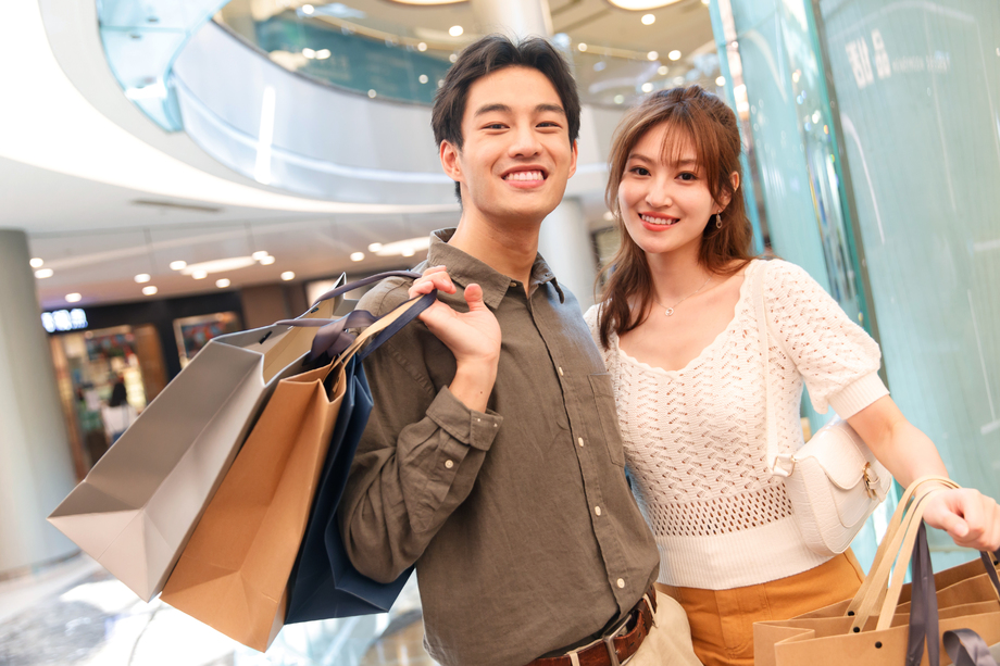 青年情侣在商场里购物图片 青年情侣在商场里购物图片