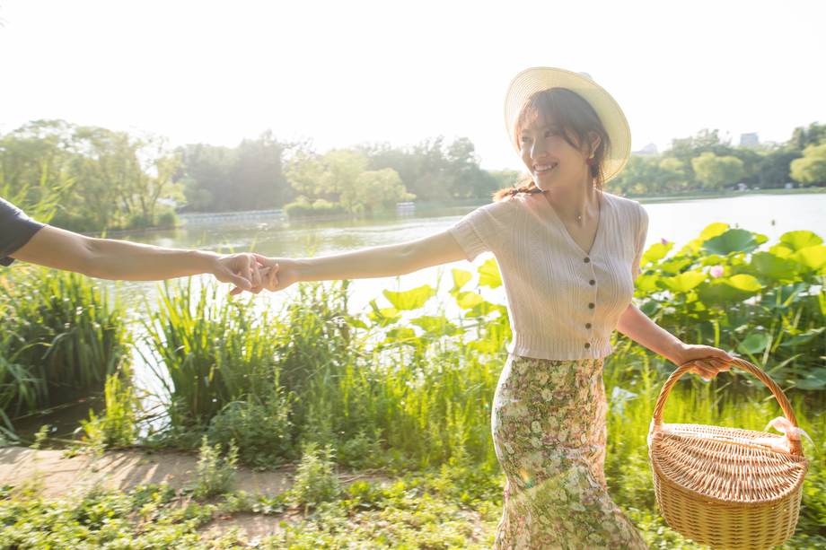 手牵手郊游的幸福情侣图片 手牵手郊游的幸福情侣图片