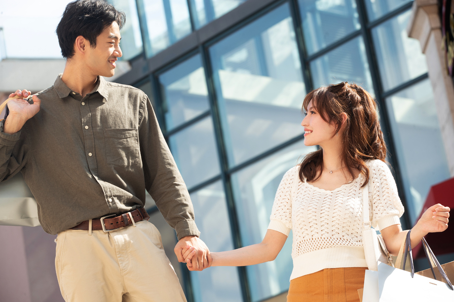 幸福情侣手牵手逛街购物 幸福情侣手牵手逛街购物