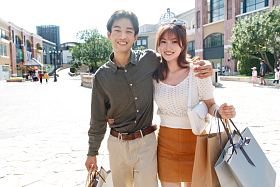 幸福情侣开心逛街