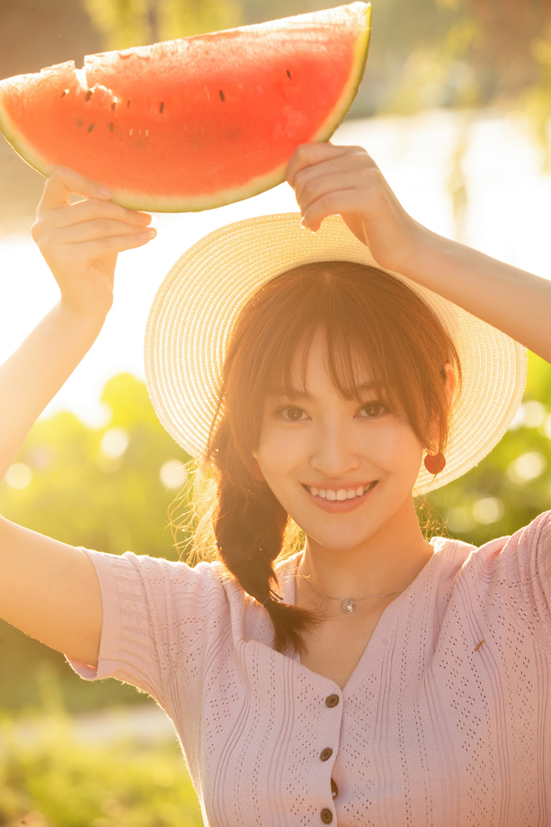 拿着西瓜的快乐青年女人 拿着西瓜的快乐青年女人