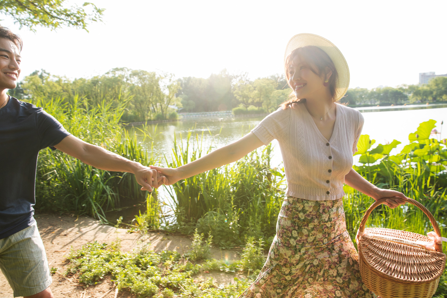 手牵手郊游的幸福情侣图片 手牵手郊游的幸福情侣图片