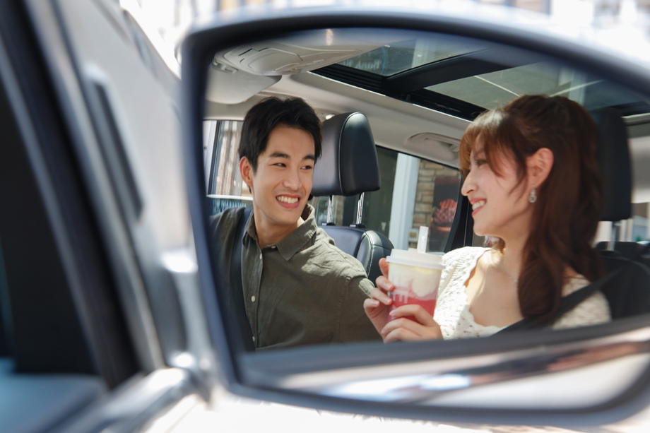 坐在汽车里的幸福情侣 坐在汽车里的幸福情侣