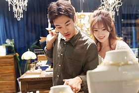 幸福情侣在商场里购物图片