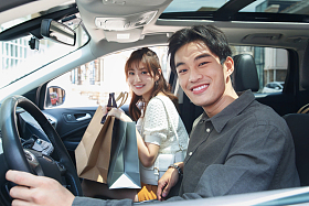 坐在汽车里的快乐情侣图片