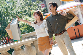 幸福情侣逛街购物