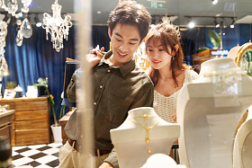 幸福情侣在商场里购物图片