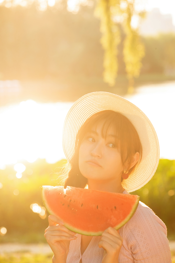 拿着西瓜的青年女人图片 拿着西瓜的青年女人图片