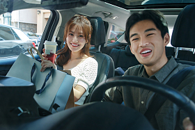 快乐情侣坐在汽车