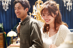 幸福情侣在商场里购物图片