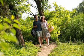 在公园里郊游的幸福情侣图片