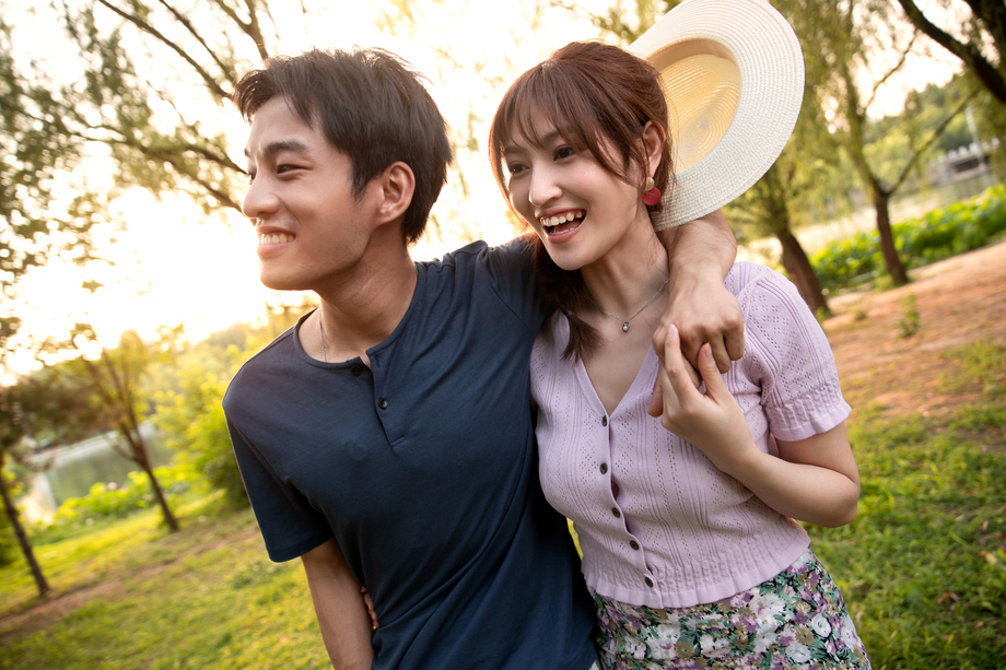 在公园里郊游的幸福情侣图片