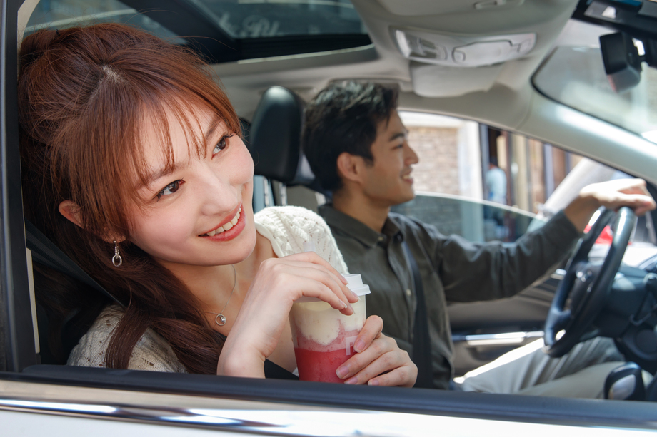 坐在汽车里的青年伴侣 坐在汽车里的青年伴侣