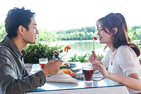 快乐情侣在餐厅里用餐图片