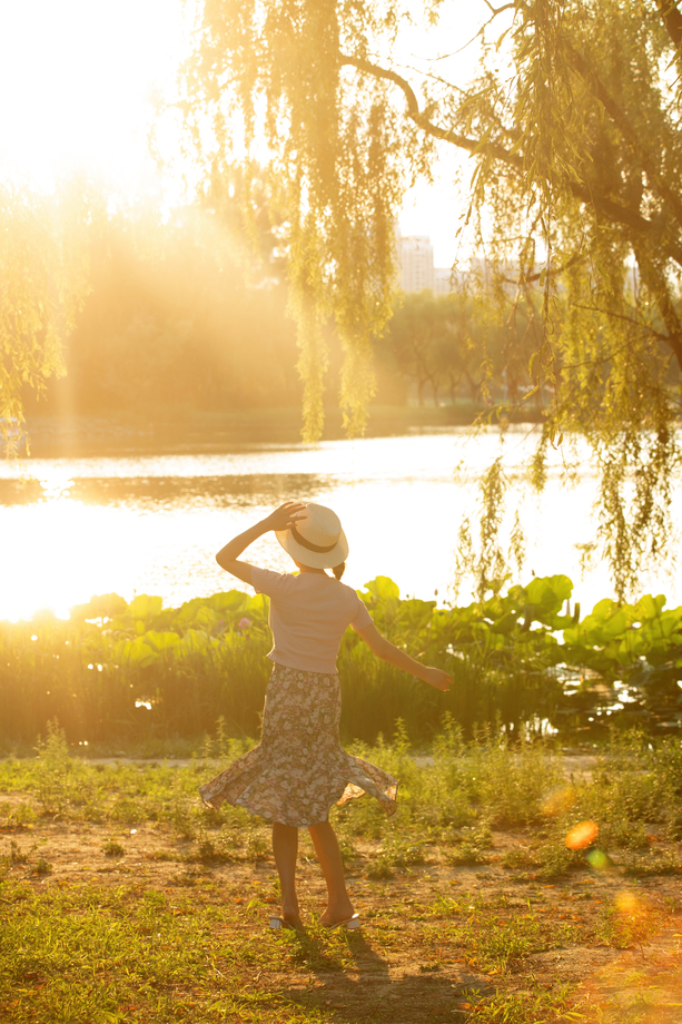 头戴遮阳帽跳舞的快乐女人图片 头戴遮阳帽跳舞的快乐女人图片