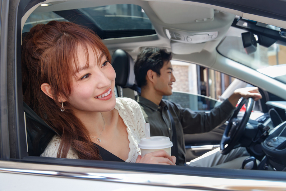 坐在汽车里的青年伴侣 坐在汽车里的青年伴侣