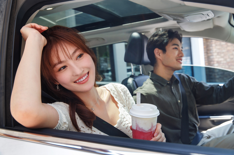 坐在汽车里的青年伴侣 坐在汽车里的青年伴侣