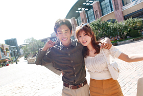 幸福情侣开心逛街图片