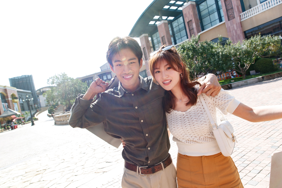 幸福情侣开心逛街图片 幸福情侣开心逛街图片