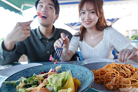 快乐情侣在餐厅里用餐图片