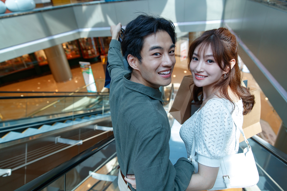 在商场里乘电梯的幸福情侣图片 在商场里乘电梯的幸福情侣图片