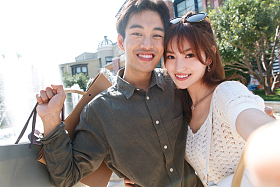 幸福情侣手牵手逛街购物