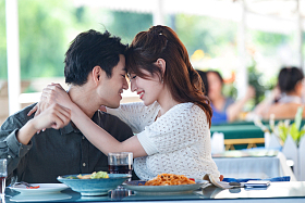 快乐情侣在餐厅里用餐图片