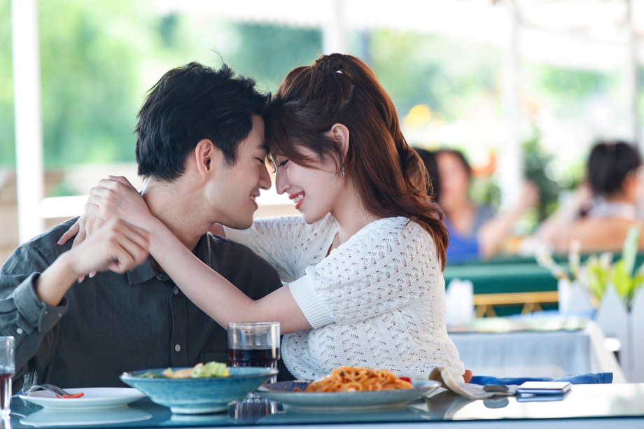 快乐情侣在餐厅里用餐图片 快乐情侣在餐厅里用餐图片