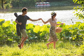 手牵手郊游的幸福情侣照片