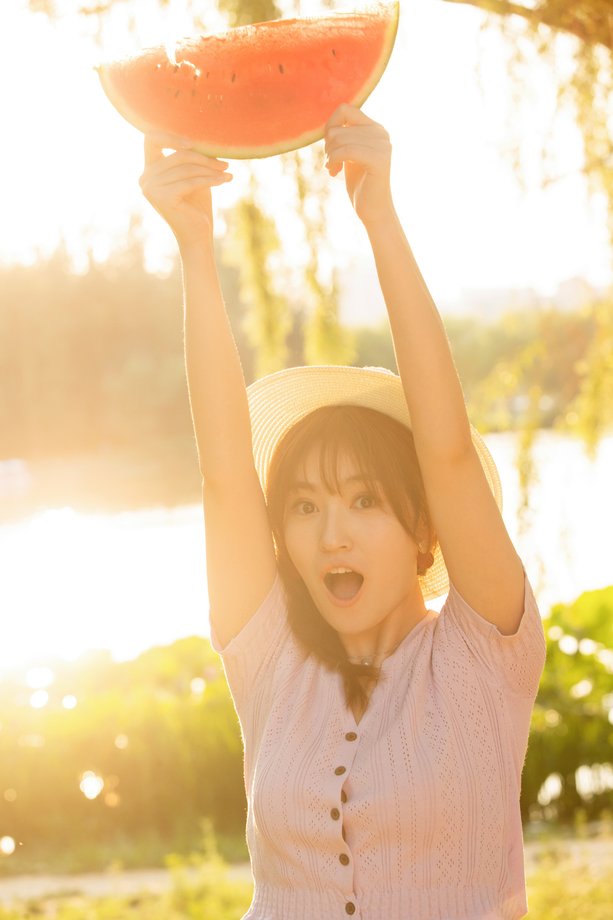 拿着西瓜的快乐青年女人 拿着西瓜的快乐青年女人