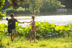 手牵手郊游的幸福情侣照片