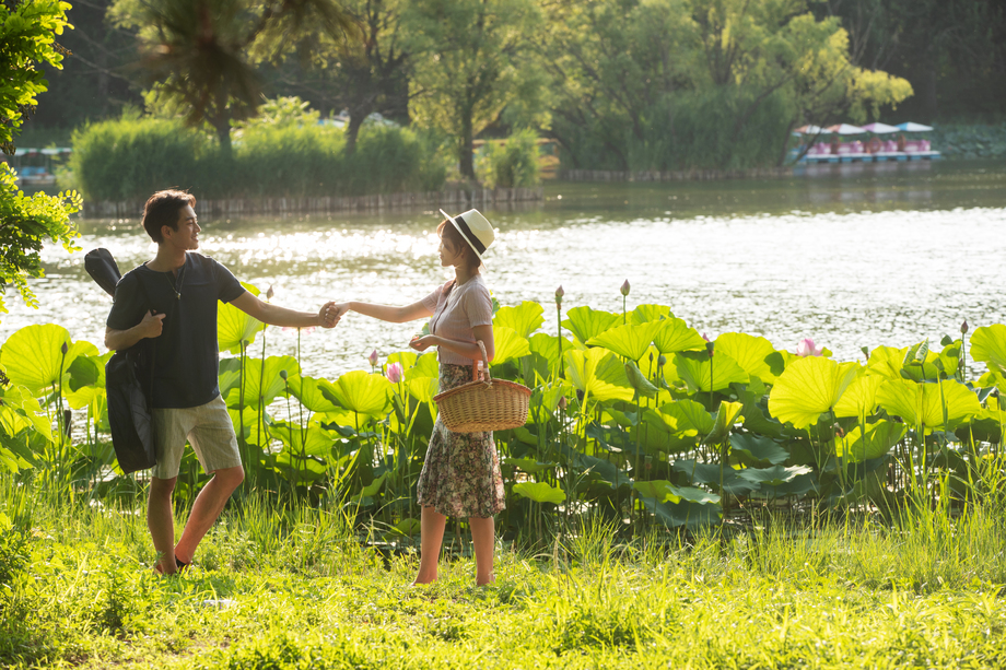 手牵手郊游的幸福情侣照片 手牵手郊游的幸福情侣照片