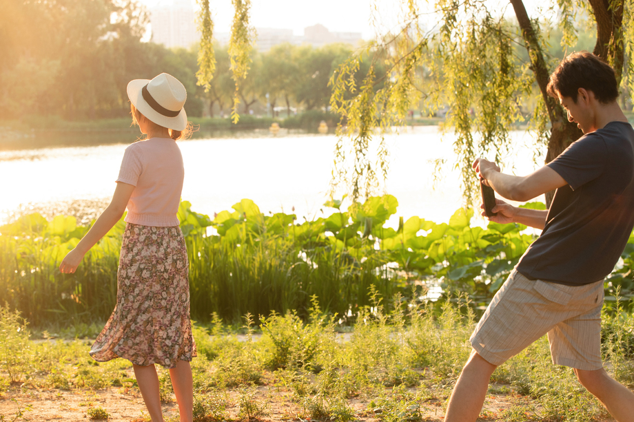 幸福情侣在公园里拍照图片 幸福情侣在公园里拍照图片