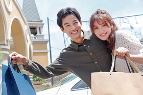 快乐购物的幸福情侣