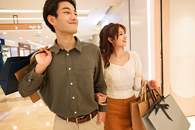 青年情侣在商场里购物照片