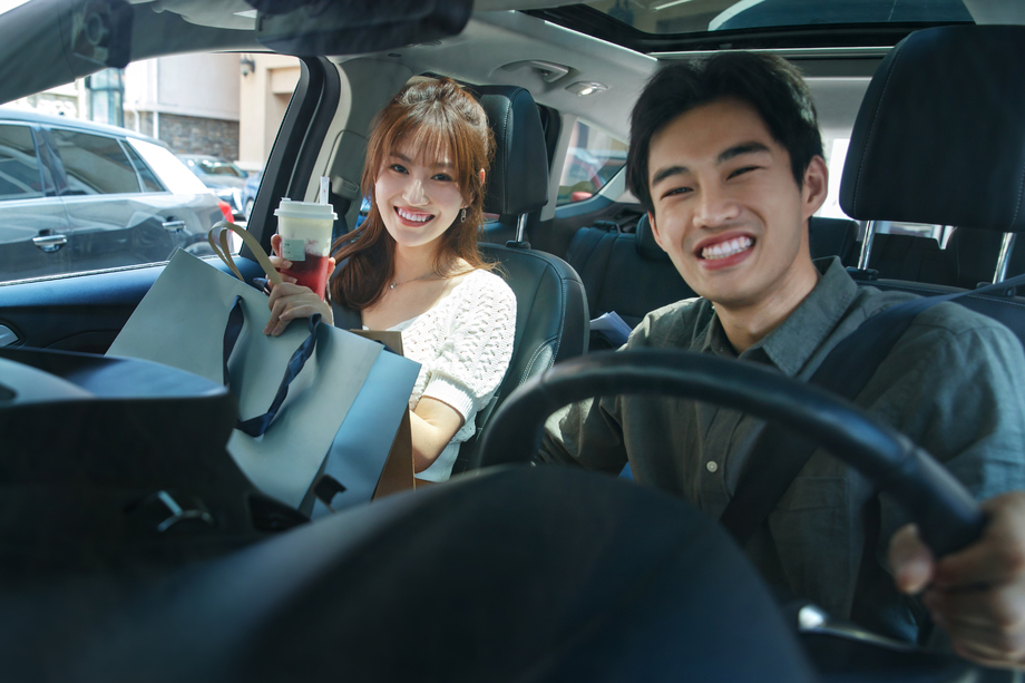 快乐情侣坐在汽车 快乐情侣坐在汽车