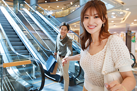 手牵手购物的幸福情侣