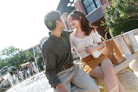 坐在喷泉边的幸福情侣照片