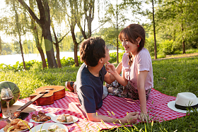 坐在草地上的幸福情侣