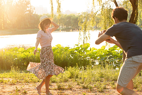 幸福情侣在公园里拍照图片