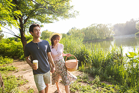 在公园里郊游的幸福情侣